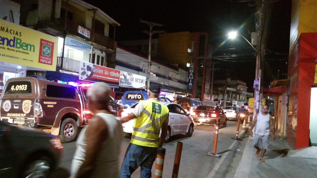 Simões Filho: ambulante morre atingido por bala perdida após assalto as Casas Bahia