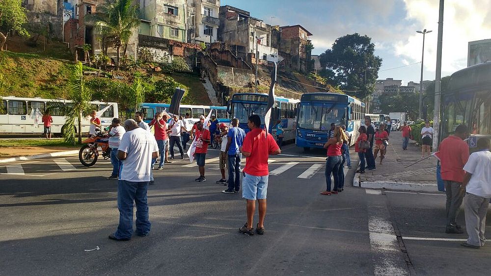 Ônibus circulam em Salvador, mas Centrais Sindicais fazem mobilização na Lapa
