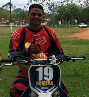 Enterrado corpo de piloto de motocross que morreu após cair de veículo
