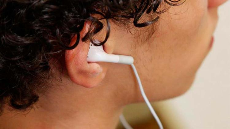 Mau uso do fones de ouvido está causando perda de audição, alerta CFFa