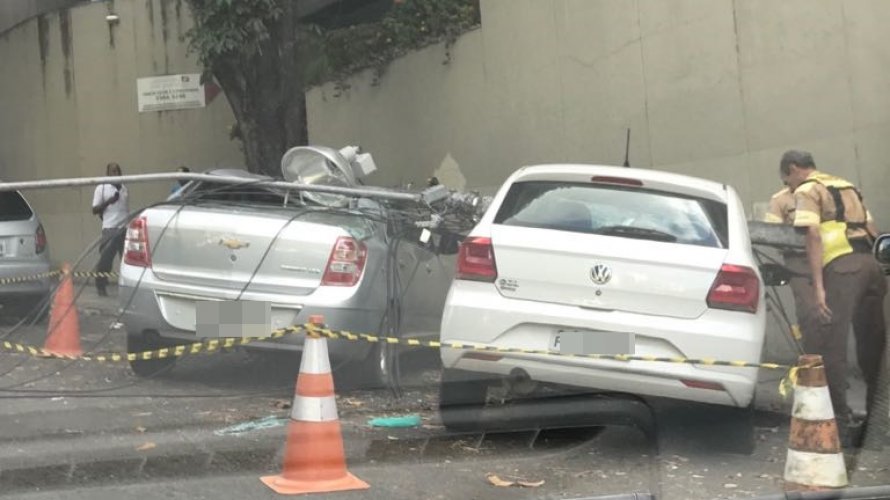 Poste cai em cima de carros estacionados em frente a hospital