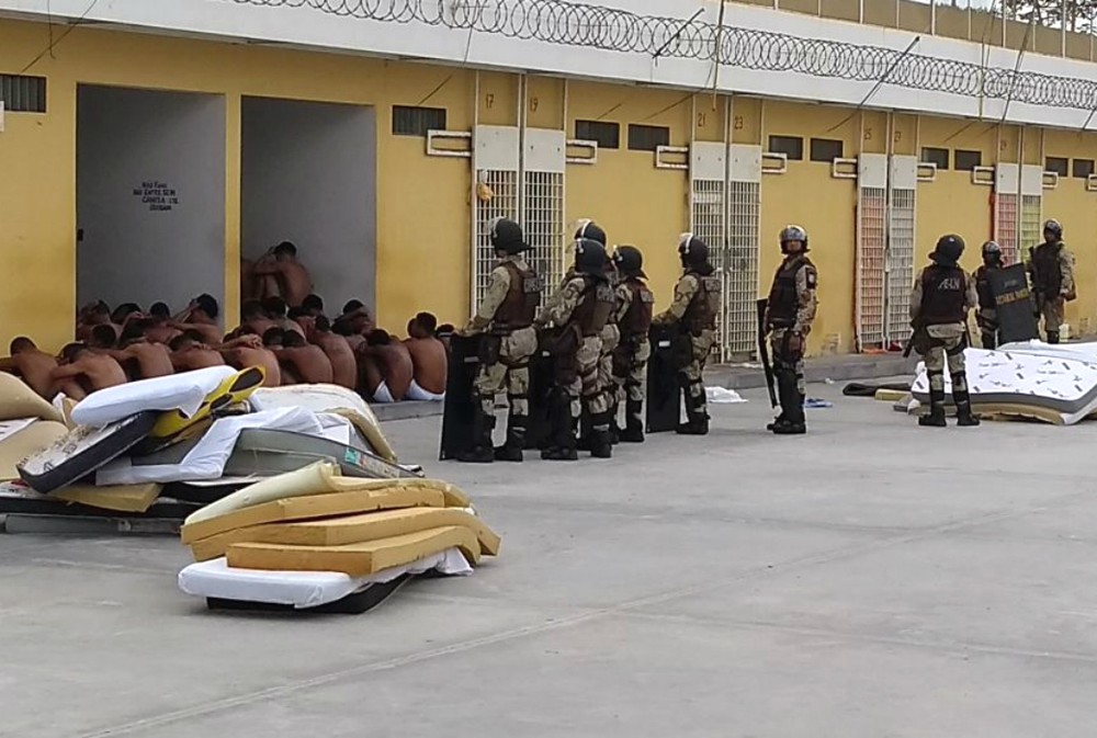 Polícia apreende drogas, chips e celulares durante revista em presídio de Feira