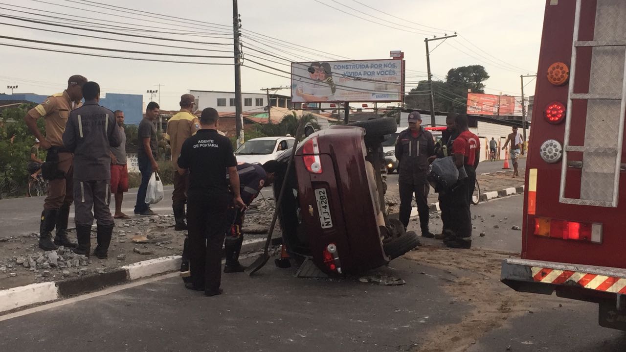 Motorista fica ferido ao capotar veículo em Lauro de Freitas