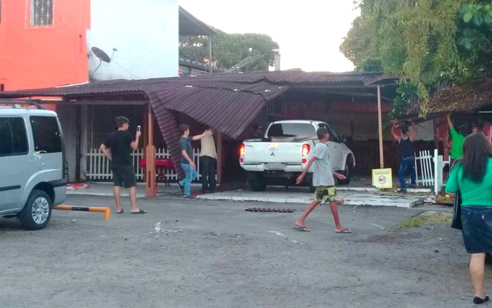 Carro invade restaurante e deixa feridos em Salvador