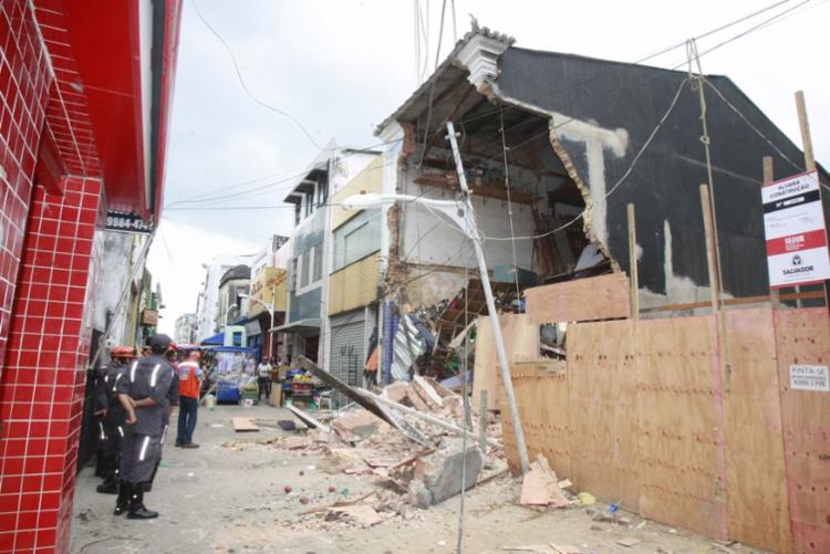 Loja desaba dois minutos após proprietário evacuar o imóvel em Salvador