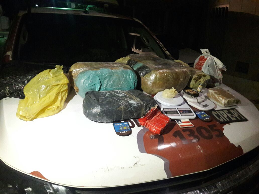 PM prende suspeitos de tráfico e apreende 20 quilos de drogas em Camaçari