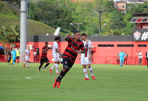 No limite! Vitória perde para o Flamengo, mas graças ao Coritiba, celebra permanência na elite