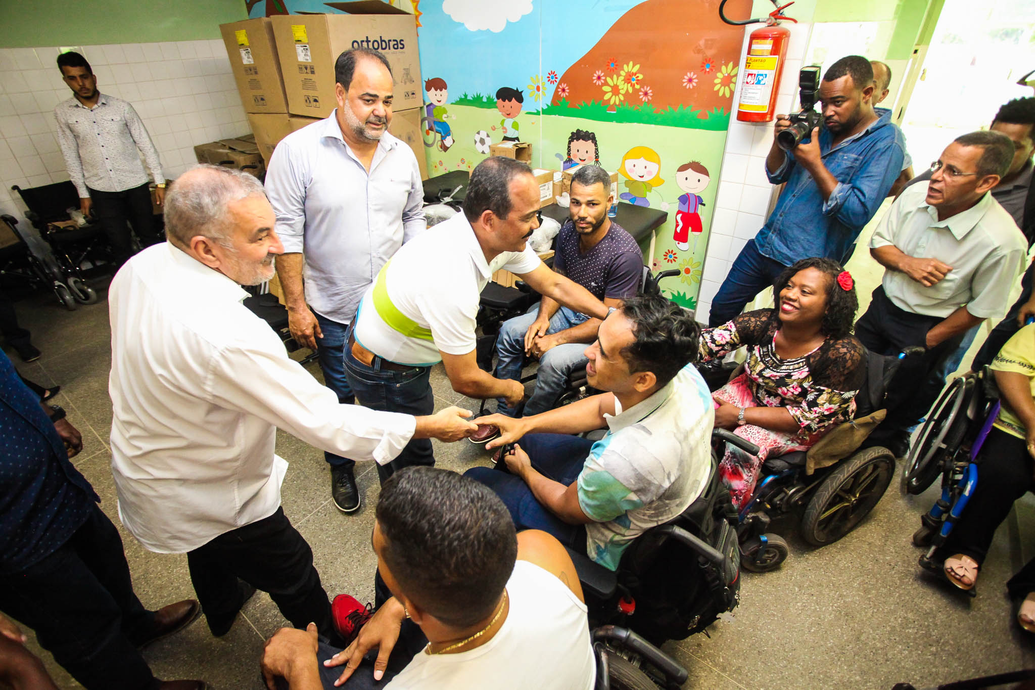 Acessibilidade: prefeitura realiza doação de cadeiras de rodas em Camaçari