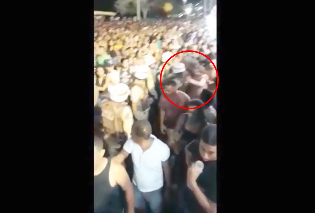Vídeo: mulher desmaia após levar soco de PM durante carnaval em Juazeiro