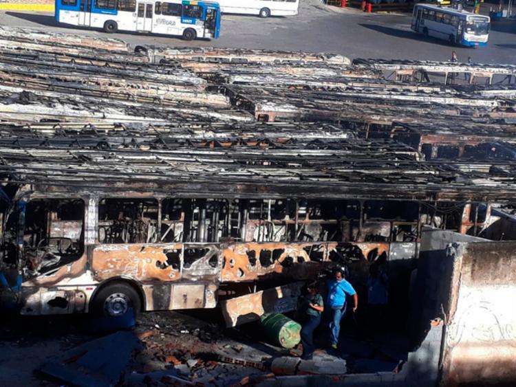 Incêndio em garagem de ônibus em Salvador causa prejuízo de aproximadamente R$ 10 milhões