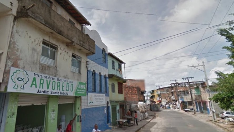 Salvador: ônibus é incendiado na entrada de Jardim Santo Inácio após morte de menina de 11 anos