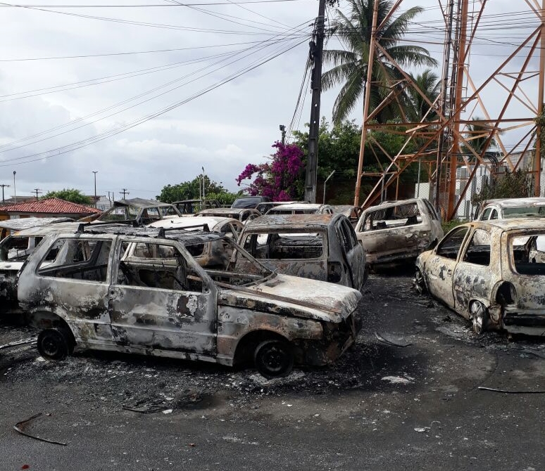 Crime: 22 carros são incendiados no estacionamento da Delegacia de Simões Filho