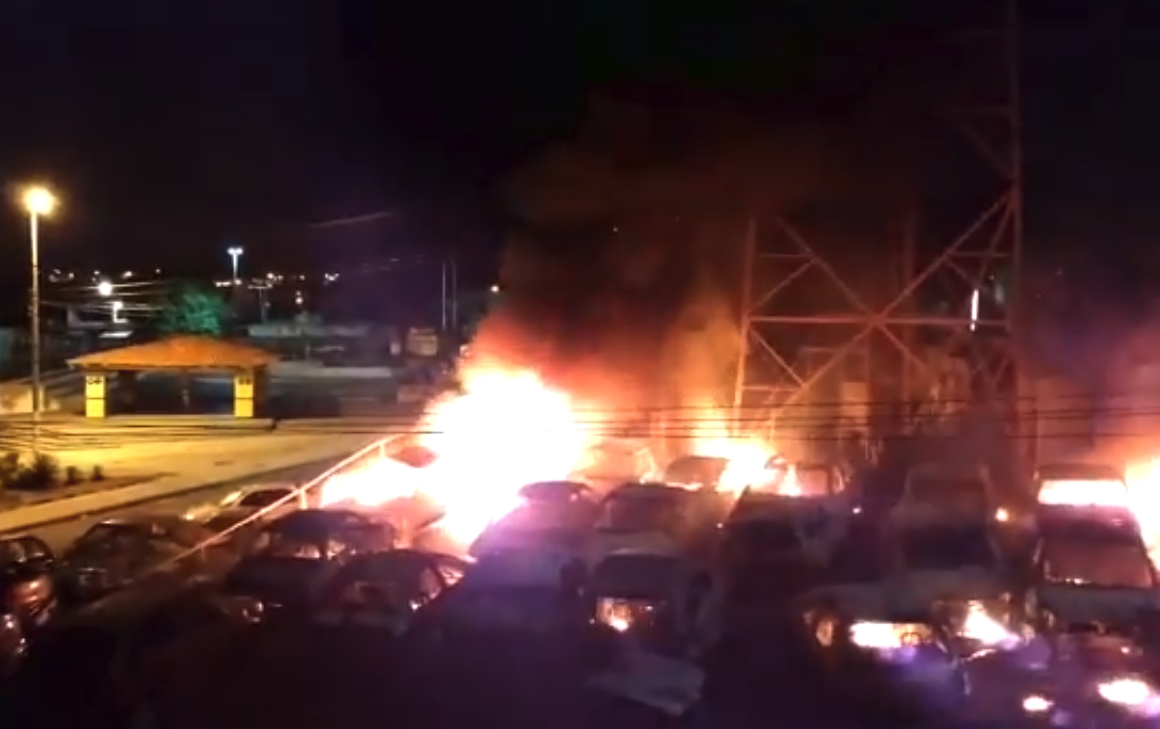 Veja vídeo do incêndio que destruiu 22 carros em Simões Filho; um suspeito foi preso
