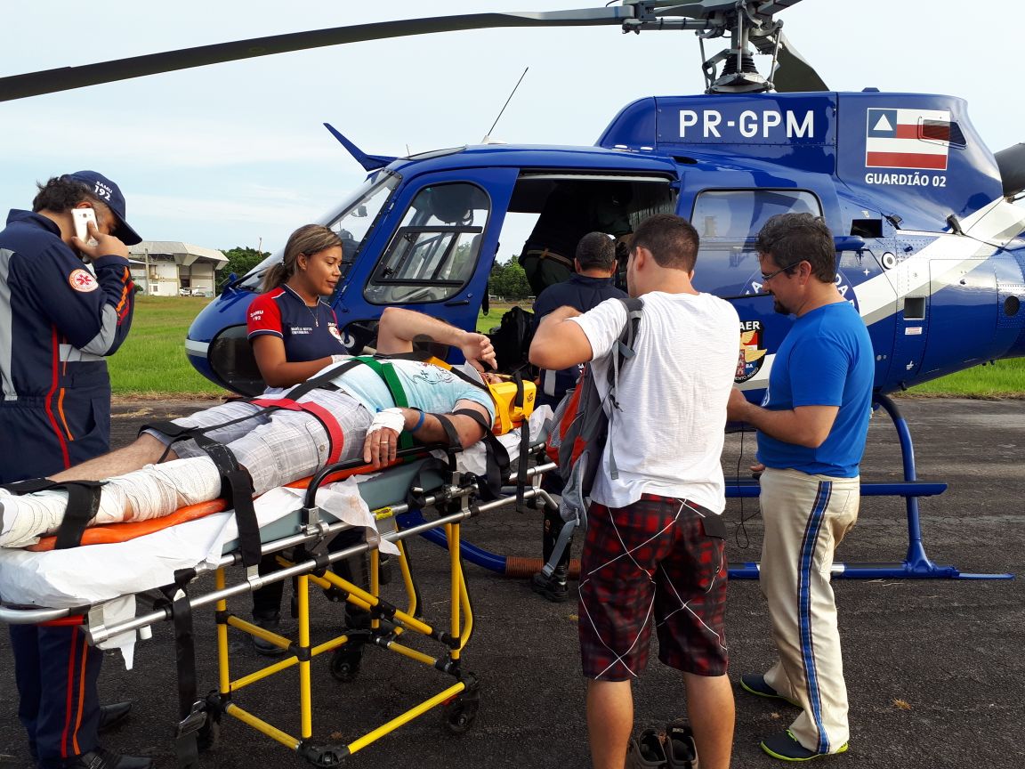 Homem é resgatado após acidente de paraquedas na Ilha de Itaparica