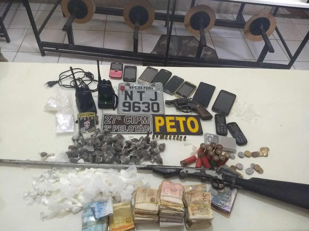 Após denúncia PM apreende cerca de 17 mil reais, drogas e armas em Cachoeira