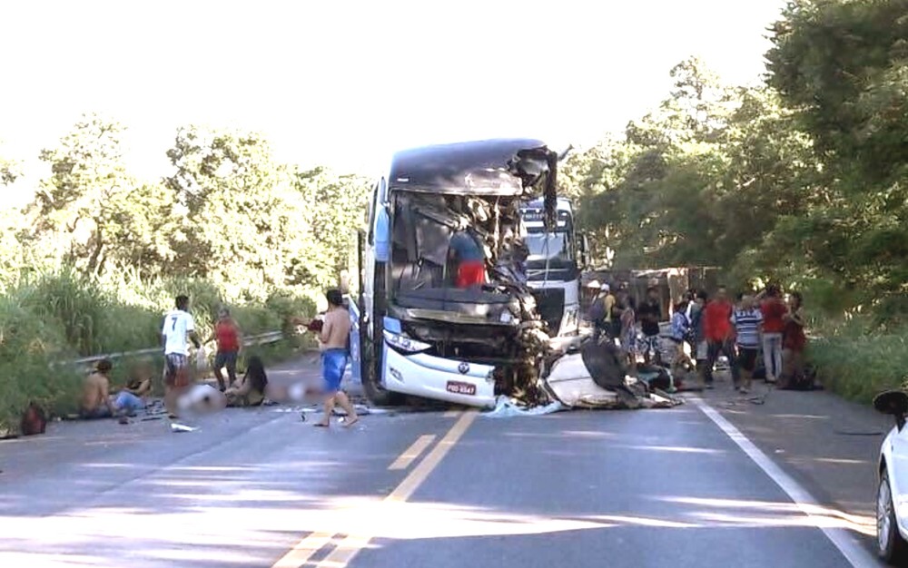 Colisão entre ônibus e carretas deixa mortos e feridos na BR-020 nesta manhã