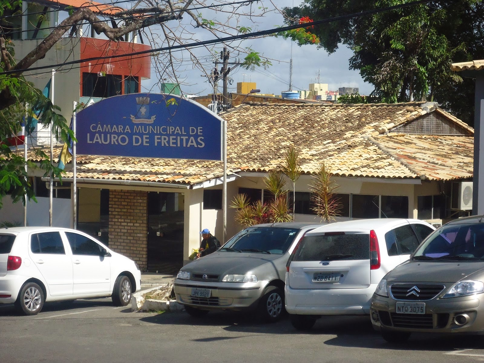 Mulher é assassinada em frente a Câmara de Vereadores de Lauro de Freitas