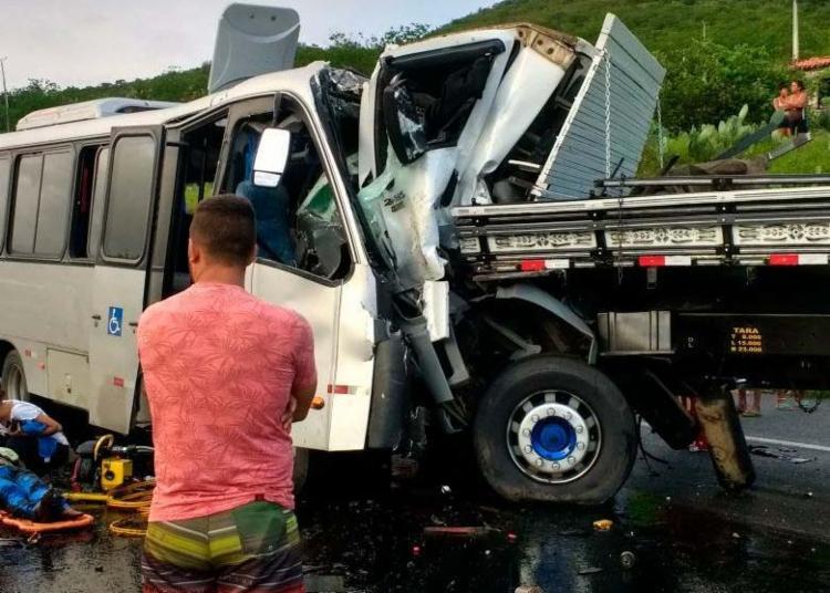 Colisão entre micro-ônibus e caminhão causa duas mortes no interior da Bahia