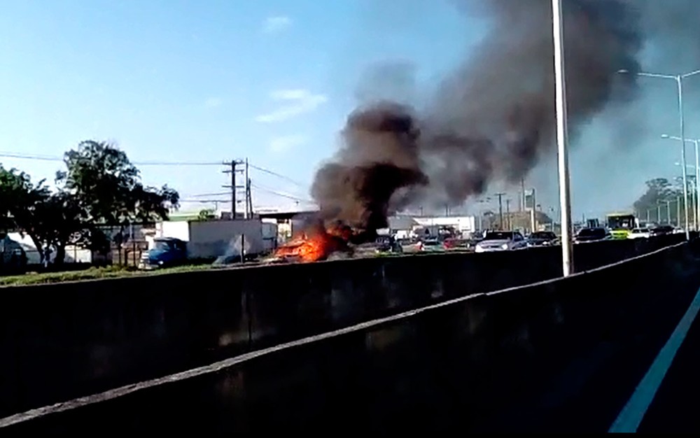 Veículo pega fogo na BR-324, em Salvador