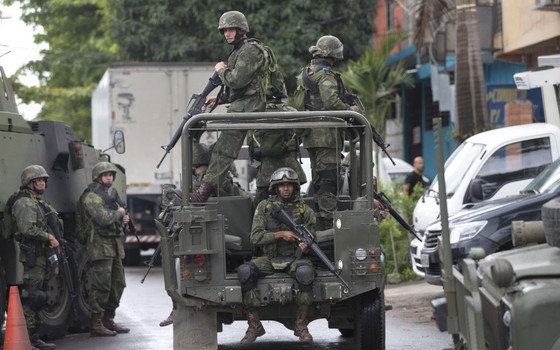 Forças Armadas participam de varredura em presídio do Rio