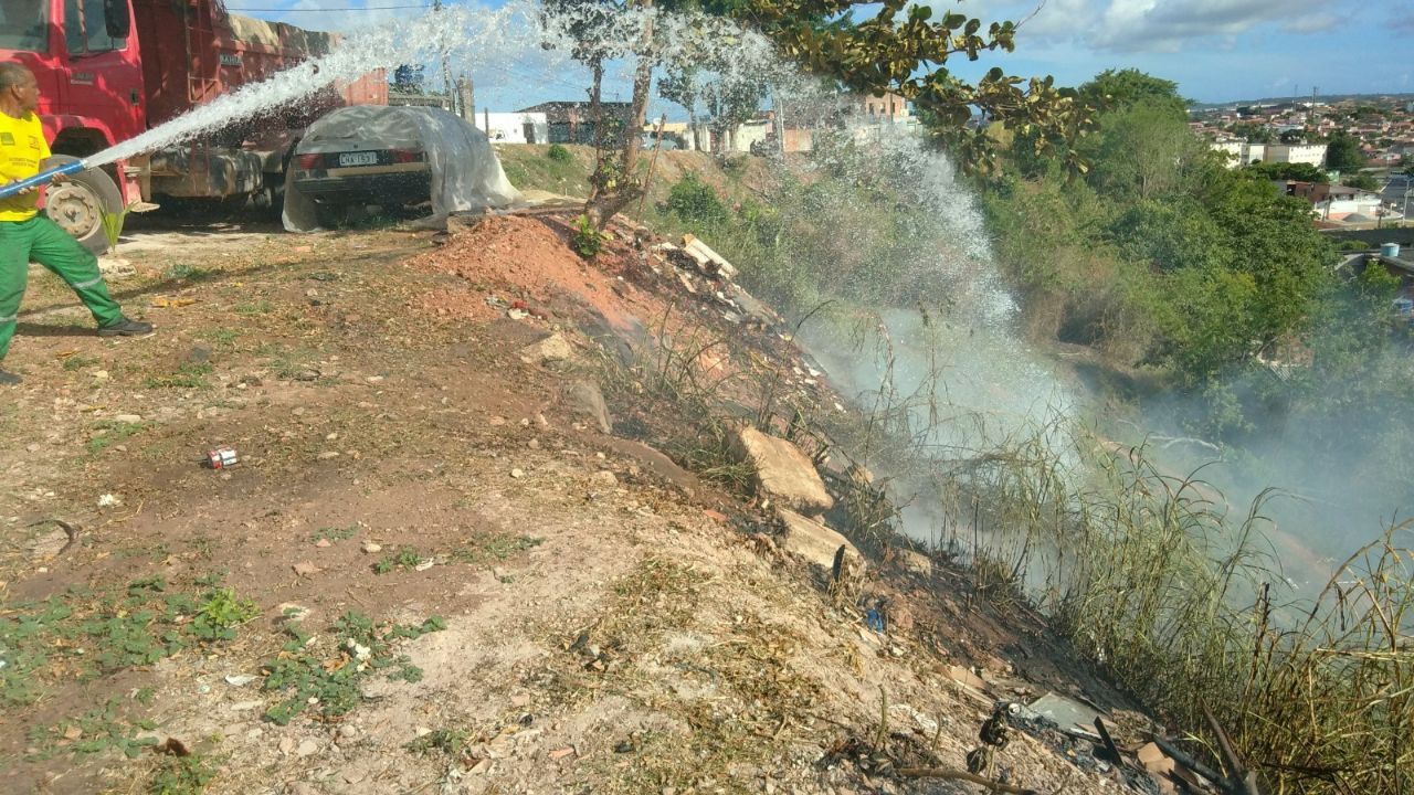 Defesa Civil combate 7º foco de incêndio em Camaçari e cogita ação de piromaníaco