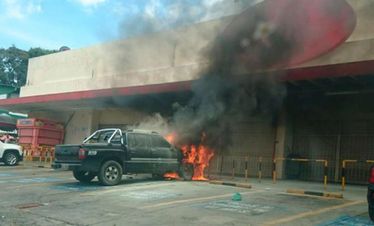 Caminhonete pega fogo em estacionamento de supermercado em Salvador