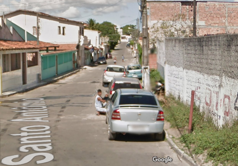 Moradores reclamam dos buracos e da falta de água no bairro de Santo Antônio I