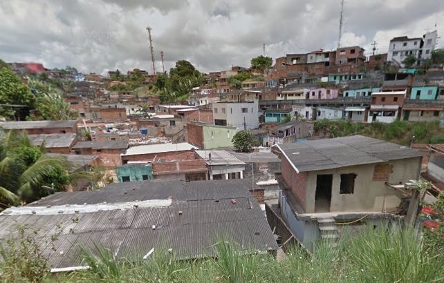 Moradores temem por desabamento e pedem solução para o prefeito de Simões Filho