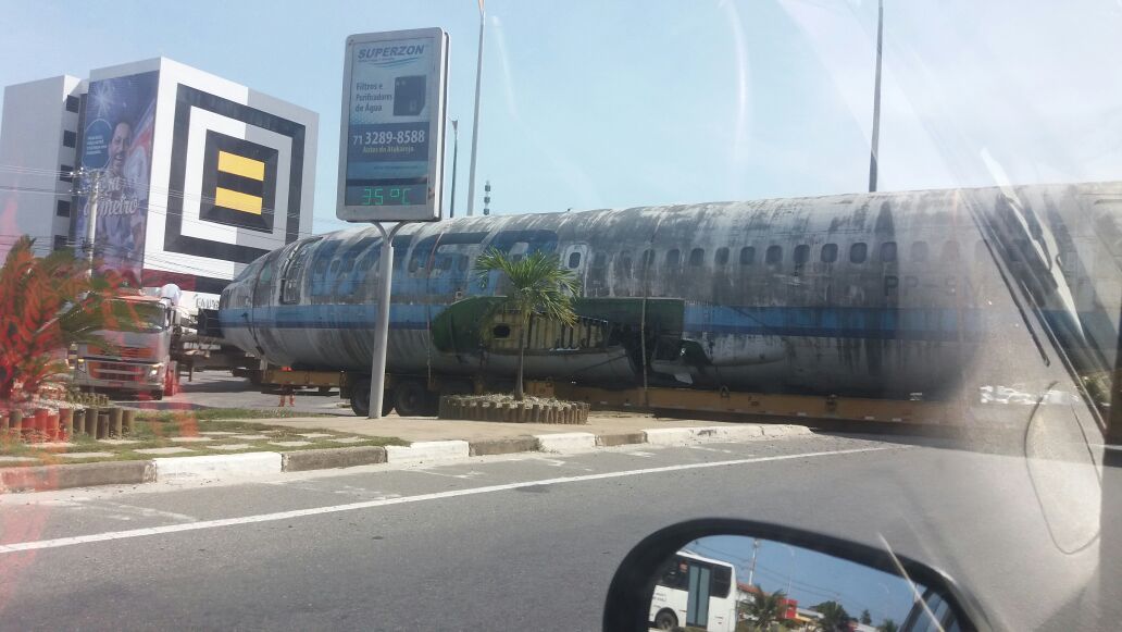 Transporte de carcaça de avião congestiona trânsito na Estrada do Coco