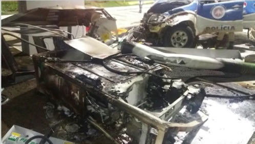 Viatura pega fogo após colidir com posto de gasolina durante perseguição em Salvador