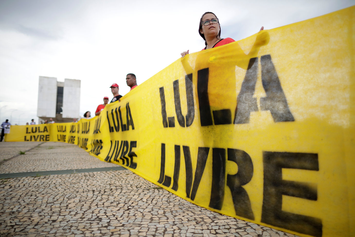 Manifestantes pró e contra Lula fazem ato em frente ao STF