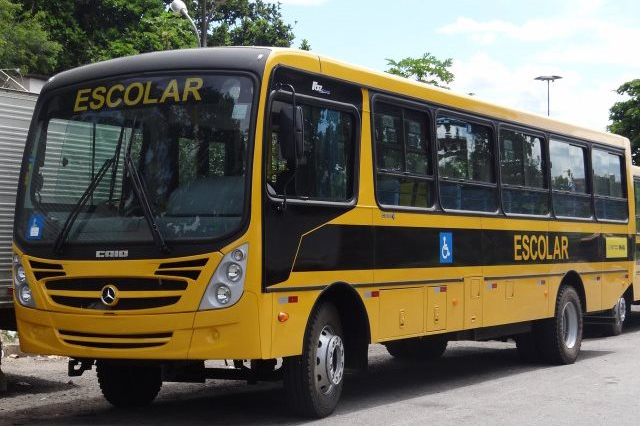 Pânico: seis homens armados invadem transporte escolar em Simões Filho