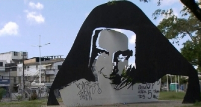 Monumento de Irmã Dulce é pichado na Cidade Baixa