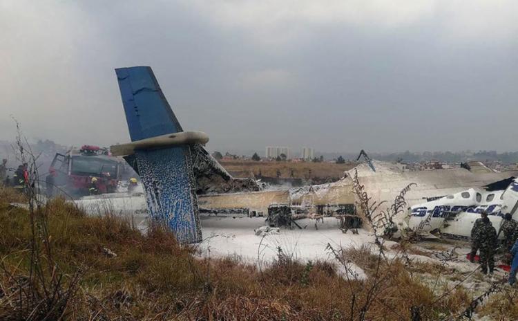 Avião cai em aeroporto no Nepal e deixa dezenas de mortos