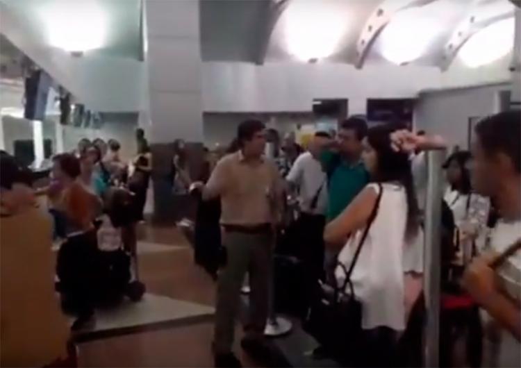 Tumulto do aeroporto: cancelamento de voo deixa passageiros revoltados em Salvador