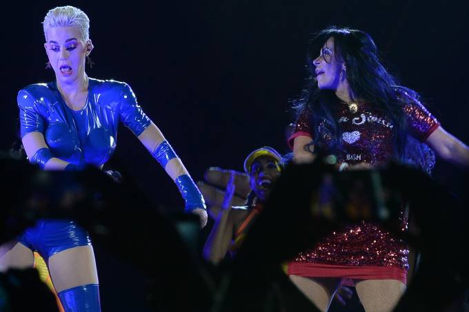 Gretchen faz cantora americana cair no rebolado durante show em São Paulo