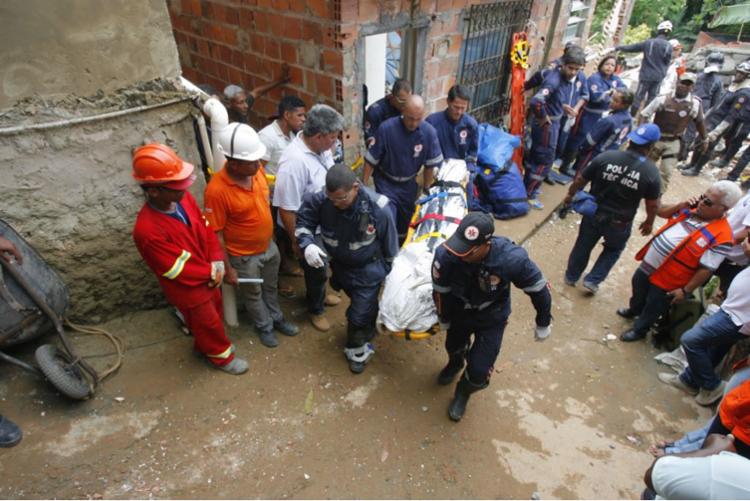 Mais três corpos são encontrados após desabamento de prédio em Salvador