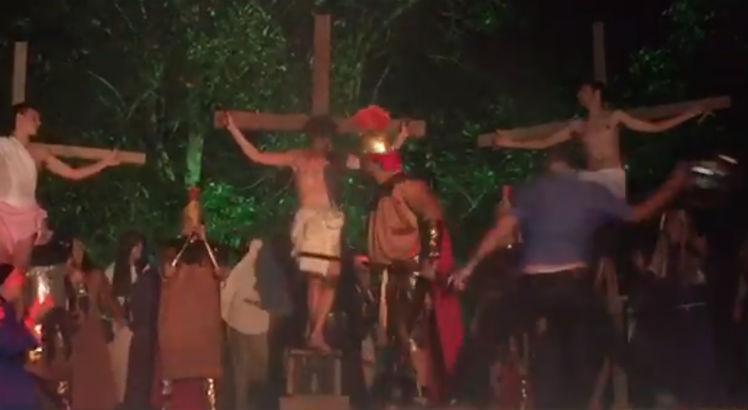 Homem invade palco e dá golpe de capacete em ator para salvar “Jesus” durante peça teatral