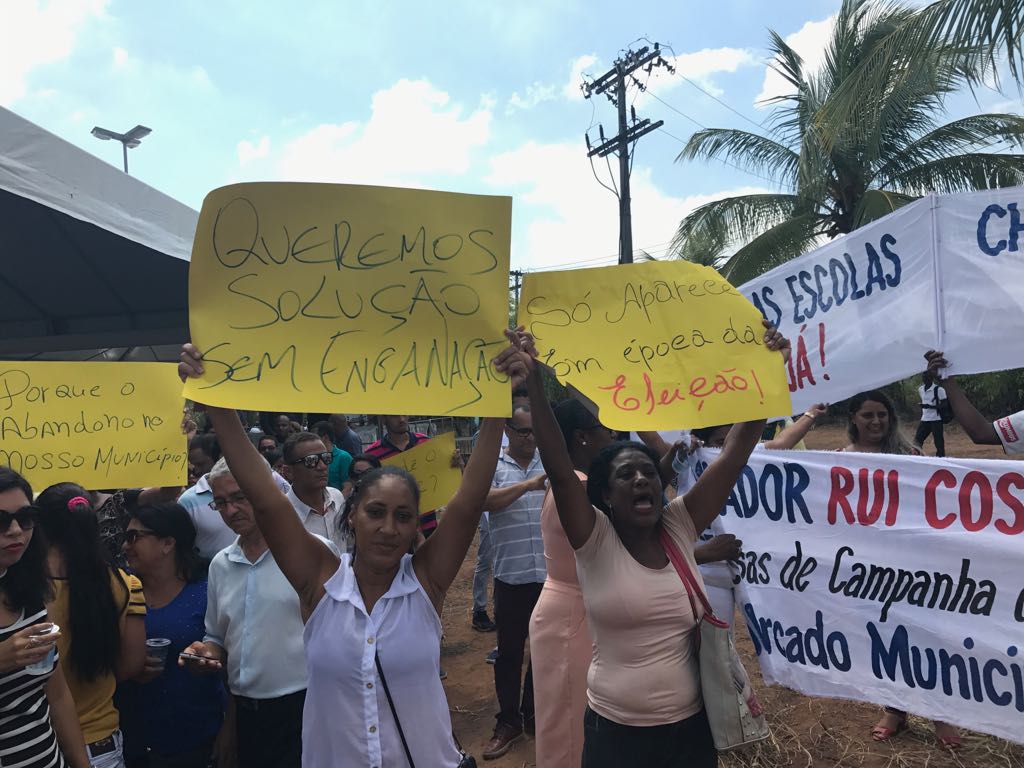 Moradores são impedidos de colocar faixas com reivindicação durante visita do governador a Simões Filho