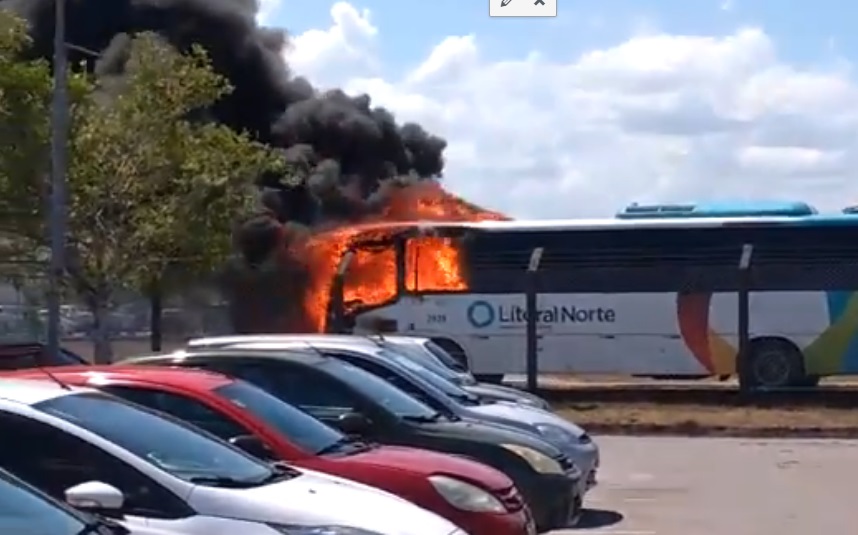Ônibus pega fogo dentro de empresa em Camaçari