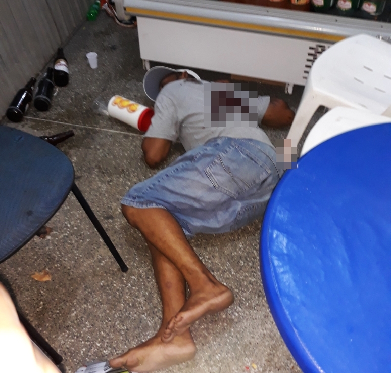 Homem é assassinado a tiros dentro de bar no centro de Camaçari