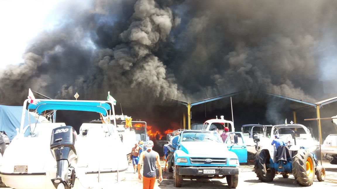 VÍDEO: embarcações pegam fogo em estaleiro em Salvador e moradores temem explosão