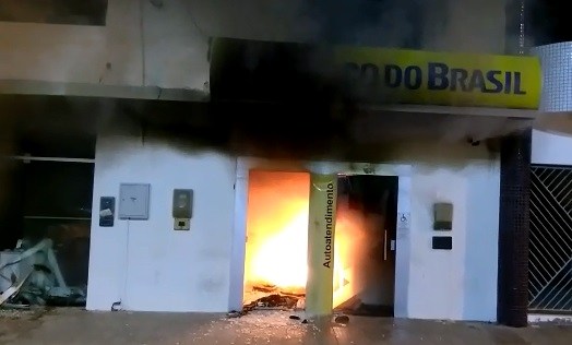 Agência bancária pega fogo após ação criminosa no interior da Bahia