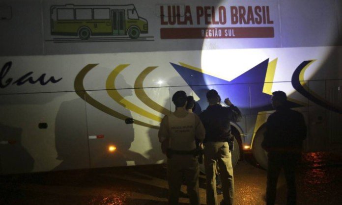 Polícia investiga atentado aos ônibus da caravana de Lula