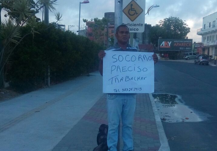 Desespero: homem faz apelo por trabalho na frente da prefeitura de Camaçari, “não quero ser preso”