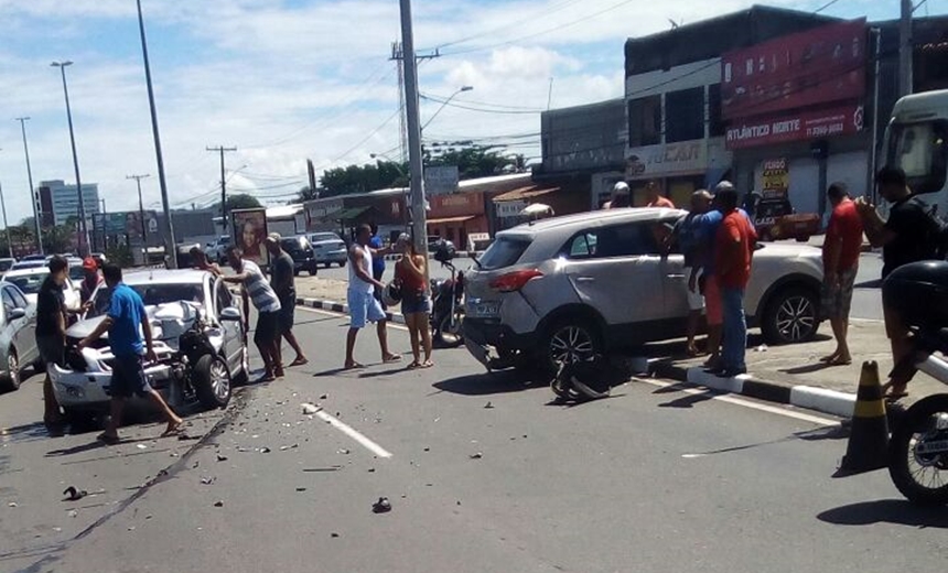 Três pessoas são atropeladas após acidente de trânsito na Estrada do Coco