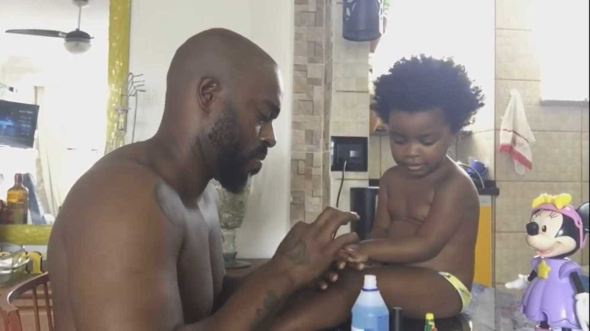 Imagens de ator fazendo as unhas da filha viraliza na web: Veja vídeo