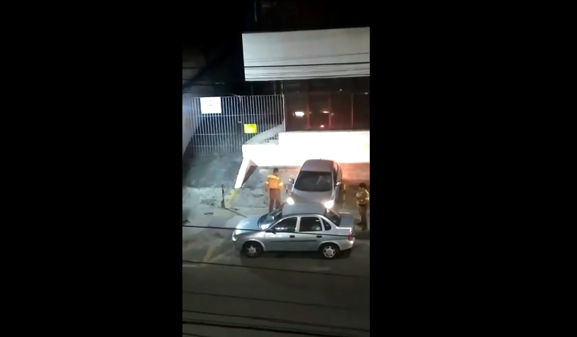 Vídeo: motorista comete infração e bloqueia estacionamento de um banco em Camaçari