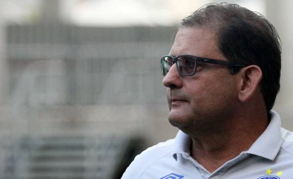 Guto Ferreira enaltece o grupo e afirma que Bahia foi superior: “Não demos espaço para o Santos”