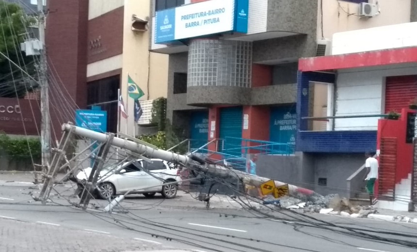 Acidente grave: motorista bate o carro e derruba poste no Rio Vermelho